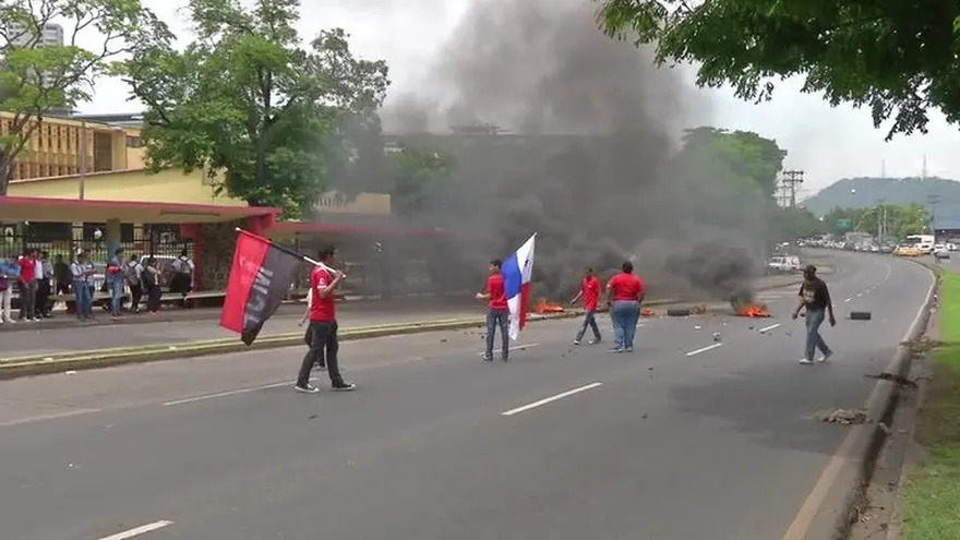 Universitarios bloquean la vía Transístmica