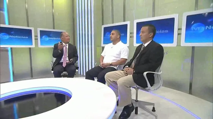 Jaime Abad y Arturo Trelles; Panelistas