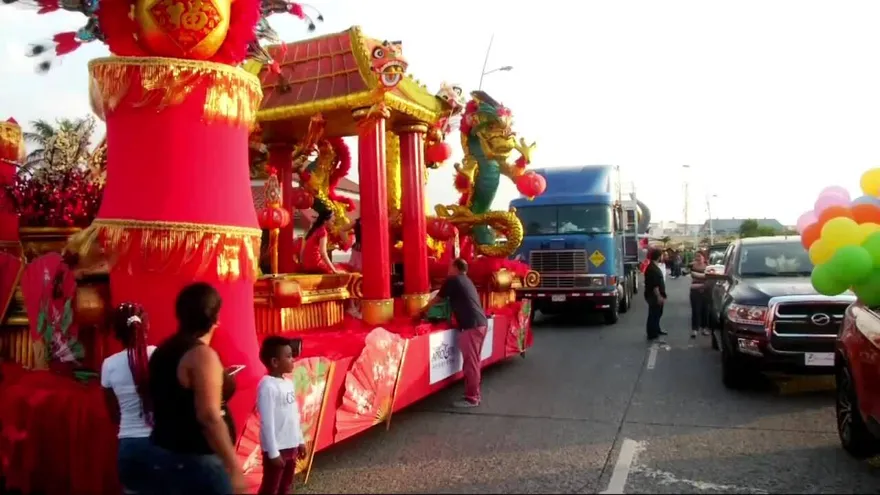 Vendedores protestan antes de desfile de carnaval en la Cinta Costera