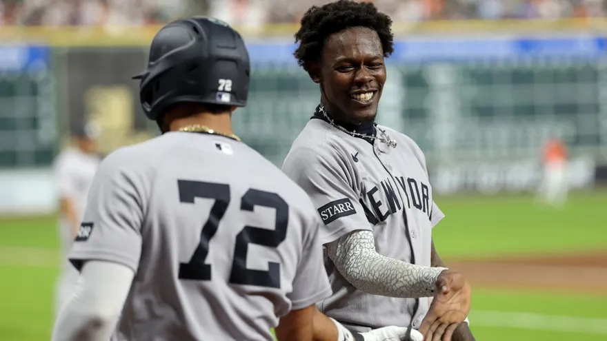 José 'Chema' Caballero (de espalda) es felicitado por Jazz Chisholm Jr.