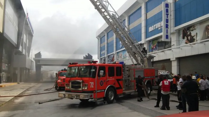 Se incendia edificio nuevo de la Zona Libre de Colón. Fotografía @BCBRP