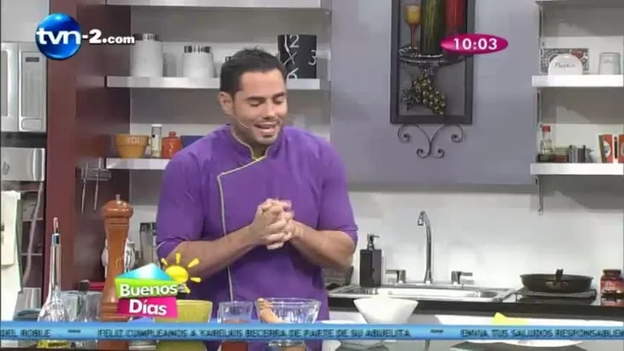 Spaghetti con salchicha en salsa roja