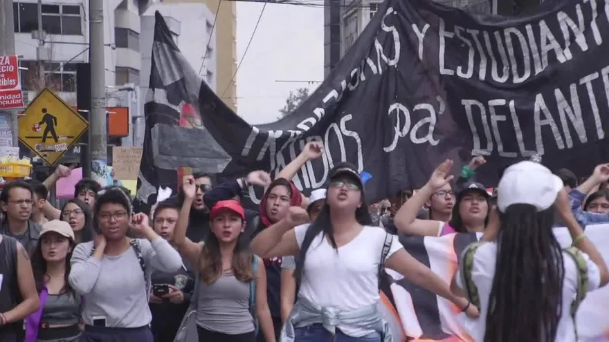 Marchan en Ecuador contra recorte presupuestario en educación