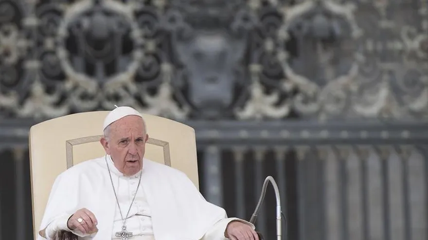 El papa Francisco ayer en la audiencia general de los miércoles en la plaza de San Pedro del Vaticano.