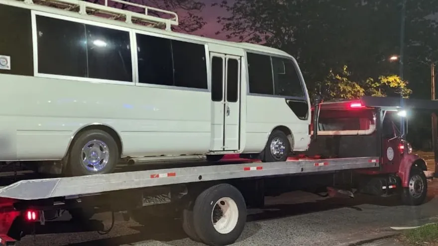 Bus de la ruta Changuinola - David fue retirado un grúa tras sanción a conductor por conducir en estado de embriaguez