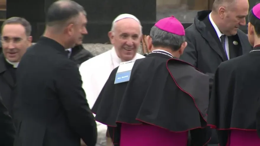 El papa vuelve a Roma tras expresar su rechazo al arma nuclear en Japón