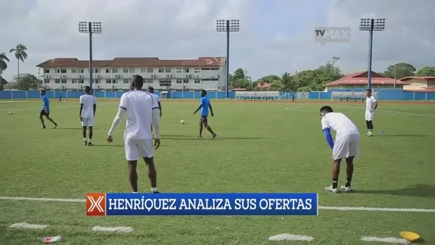 Henríquez entrena con el Árabe Unido mientras analiza propuestas del fútbol colombiano