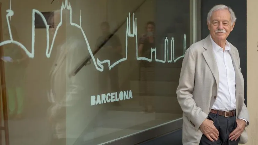 El escritor barcelonés Eduardo Mendoza , posa durante la presentación de su nueva novela, "El rey recibe", la primera entrega de una trilogía que recorre algunos acontecimientos políticos y culturales a partir de la experiencia personal del protagonista, el joven plumilla Rufo Batalla, desde los años 60 y mediados de los 70 a la actualidad.