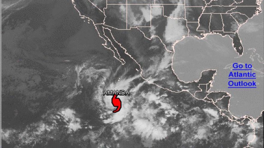 Huracán Amanda gana fuerza, sigue en altamar