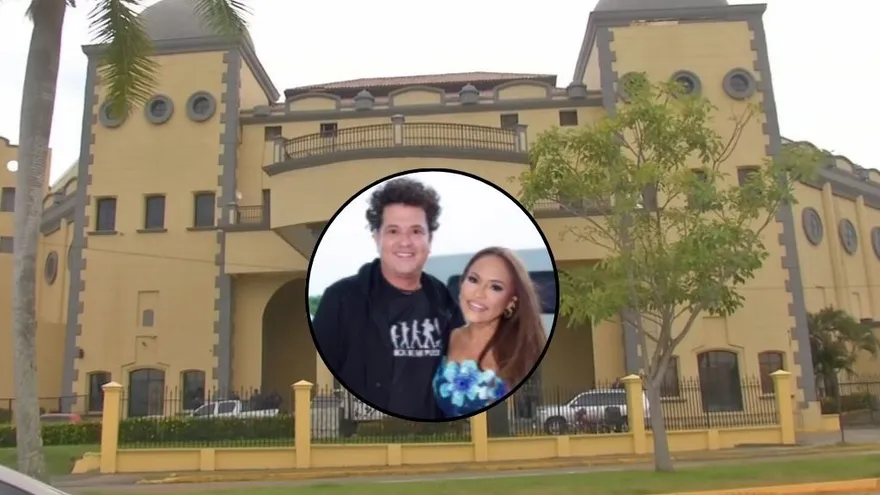 Sandra Sandoval junto Carlos Vives y de fondo el Centro de Convenciones de Amador, donde se realizará la gala de Premios Juventud