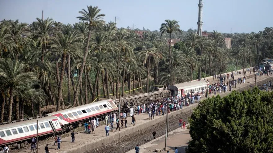 Vista de los tres vagones del tren, que se dirigía hacia la provincia meridional de Qena, tras descarrilar a las afueras de Giza (Egipto), hoy, 13 de julio de 2018.