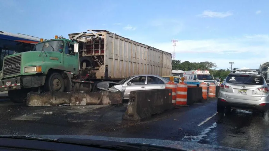 Camión choca contra varios vehículos en la 24 de Diciembre