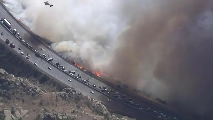 Fuertes vientos dificultan combate a incendios en California