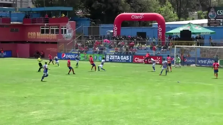 Blas Pérez marcando en la jornada nueve del fútbol chapin