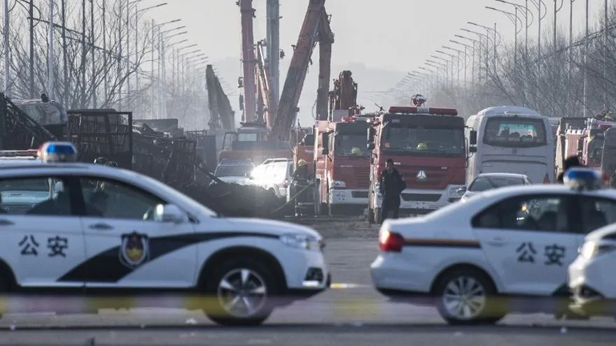Policías y bomberos chinos trabajan en el área después de una explosión cerca de una fábrica de productos químicos en Zhangjiakou, a unos 200 km al noroeste de Beijing.