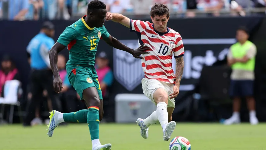 Christian Pulisic (d) intenta evadir la marca de Krepin Diatta (i) en el partido amistoso entre Estados Unidos y Senegal