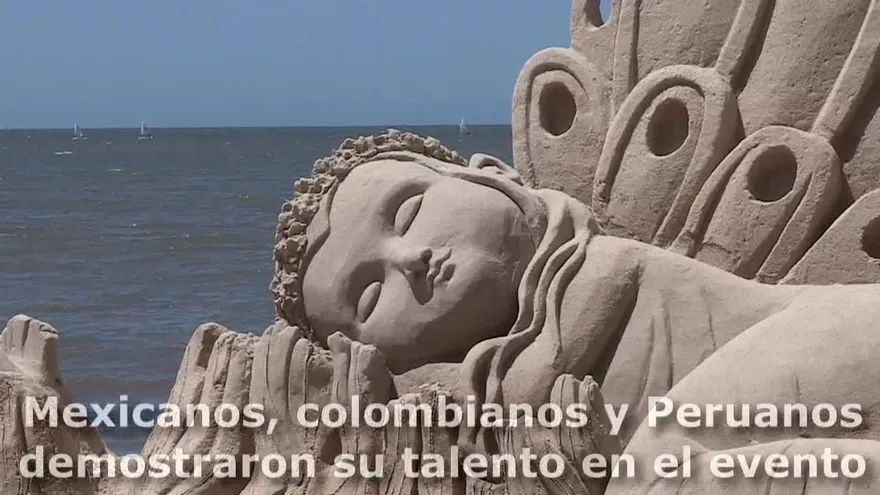 Esculturas en arena se roban la atención en una playa de Montevideo