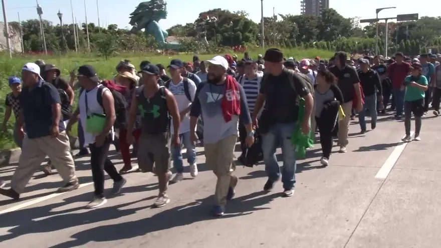Unos 2 mil  salvadoreños salen en caravanas hacia EEUU