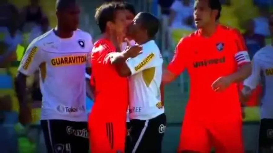 Pelean y se besan en pleno juego