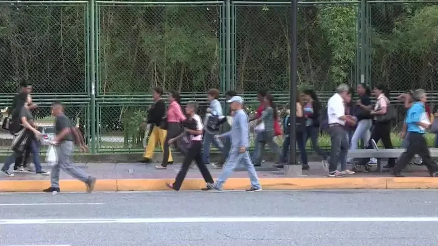 Transporte público colapsa en Caracas tras corte de energía eléctrica