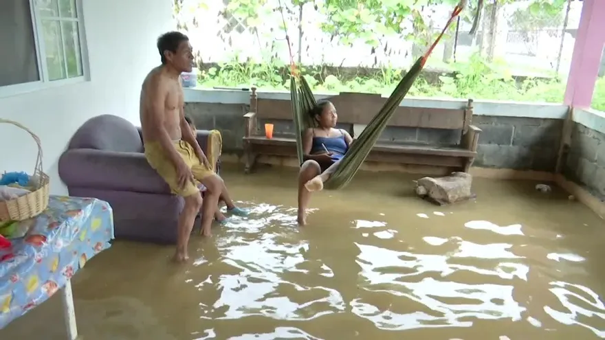 Varios sectores en Veracruz sufren inundaciones