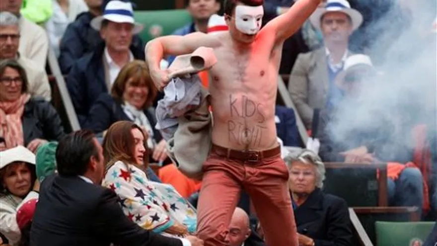 Manifestante interrumpe final del Abierto de Francia