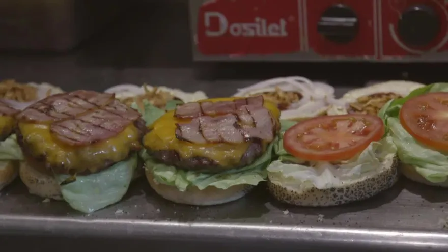 Cerrados al público, restaurantes españoles reparten comida a los hospitales