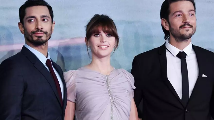 En la imagen, la actriz británica Felicity Jones (c), el actor británico Riz Ahmed (i) y el actor mexicano Diego Luna (d).
