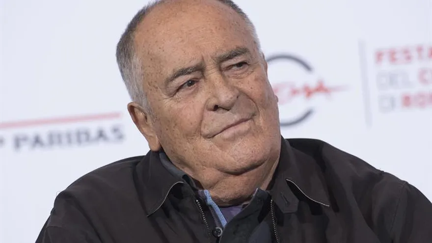 El director italiano Bernardo Bertolucci posa en un photocall.