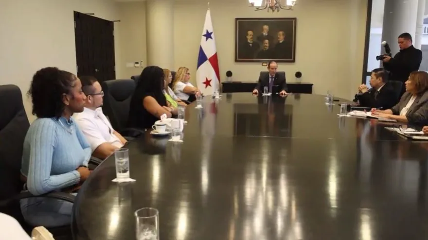 El canciller Martínez-Acha en una de las reuniones sobre la situación de los panameños detenidos en Cuba