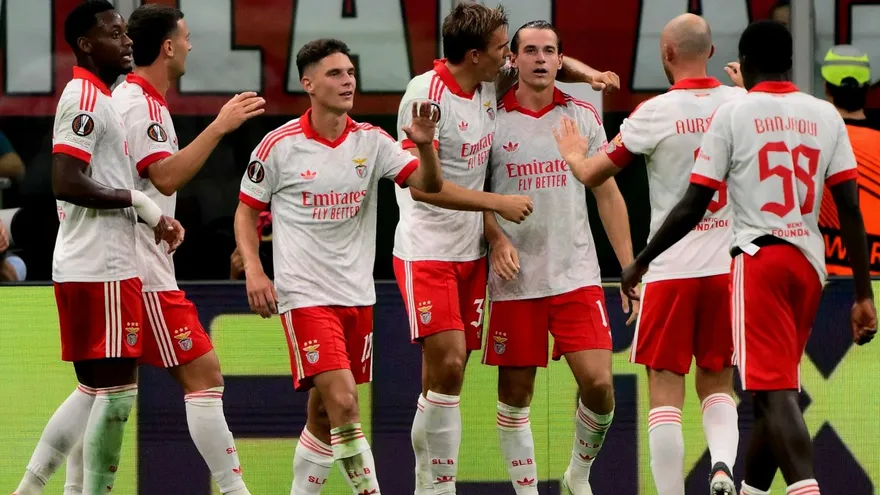 Jugadores del Benfica celebran durante el partido ante el Milan