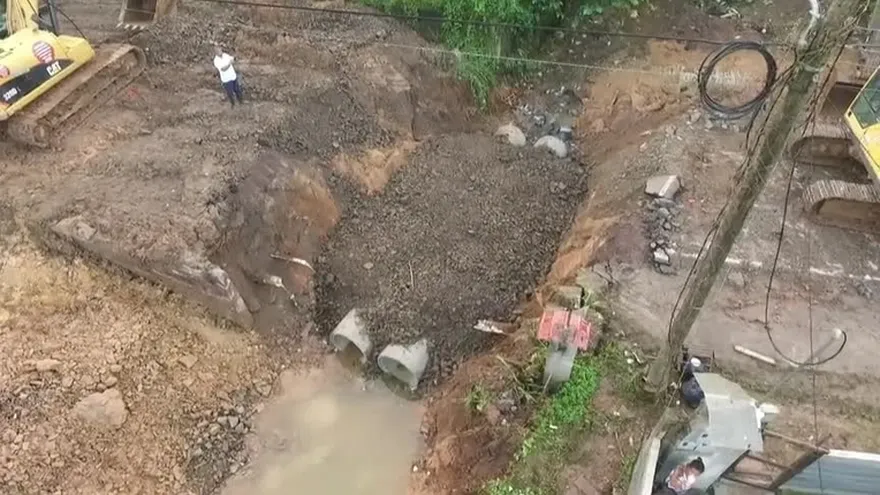 Carretera en Bique sigue colapsada