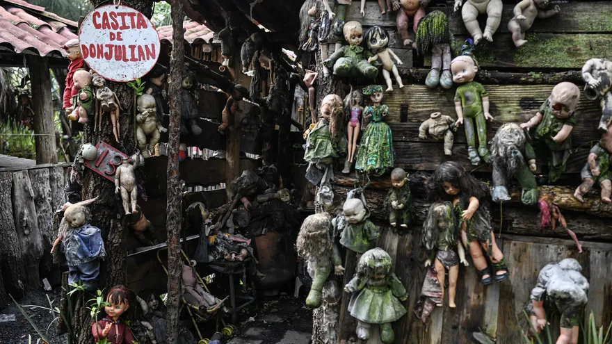 La Isla de las Muñecas está situada en el corazón de los milenarios canales de Xochimilco en México.