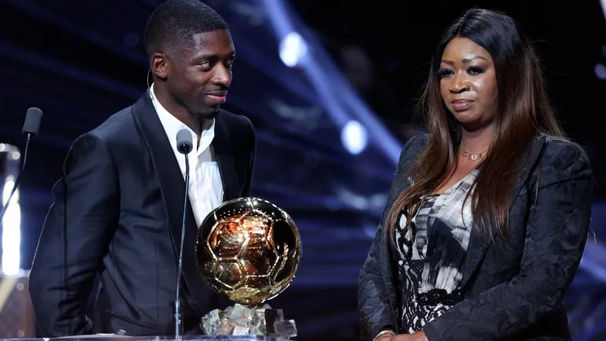 Ousmane Dembélé (i) junto a su madre en la entrega del Balón de Oro 2025