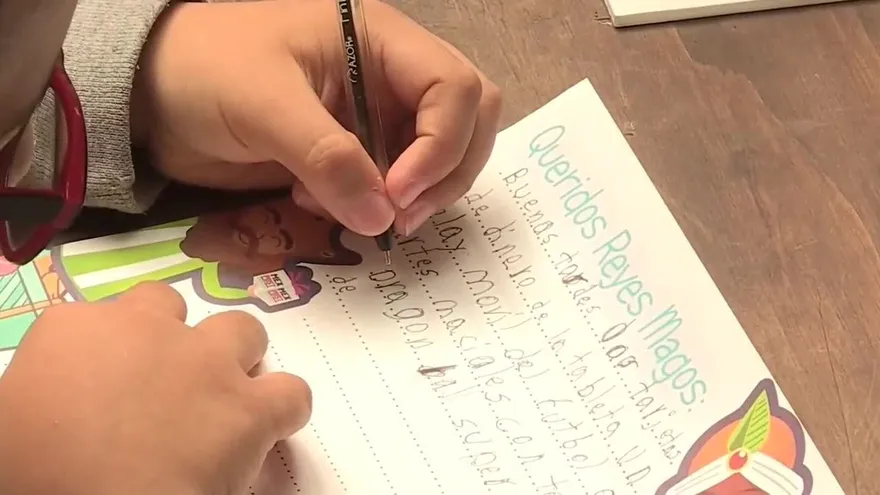 Niños mexicanos envían sus deseos a los Reyes Magos en el Servicio Postal del país