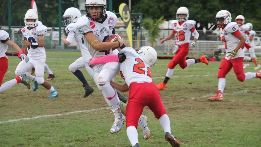 Acción del juego entre los equipos juveniles  Balboa Dragons y La Salle Spartans