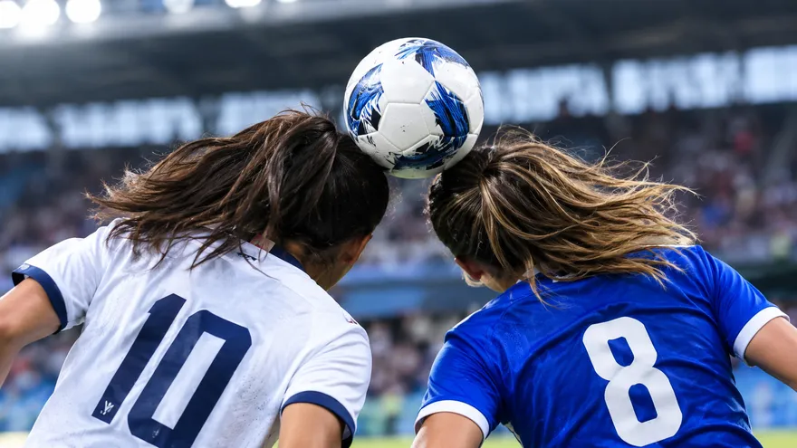 Duelo aéreo de futbolistas imagen ilustrativa