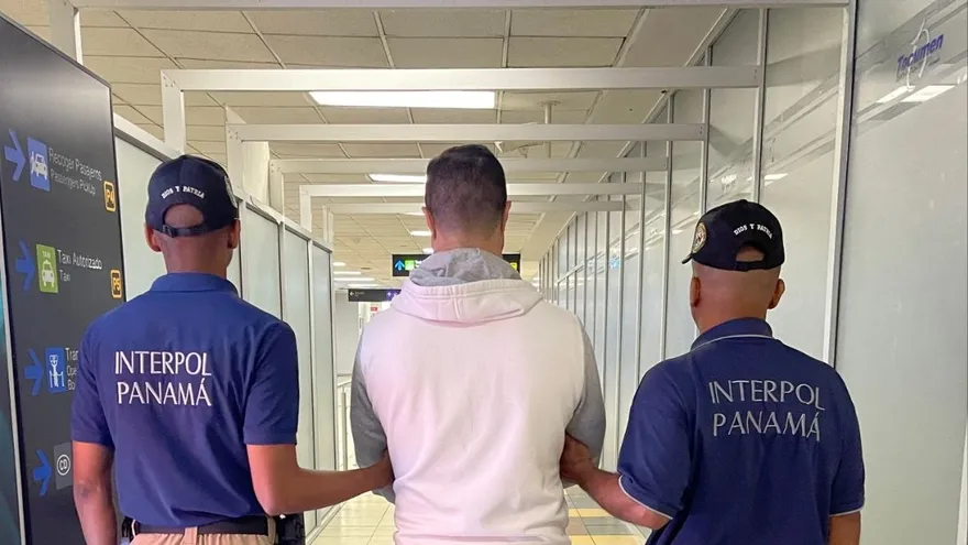 Agentes de Interpol Panamá custodian al ciudadano costarricense aprehendido en el Aeropuerto Internacional de Tocumen.