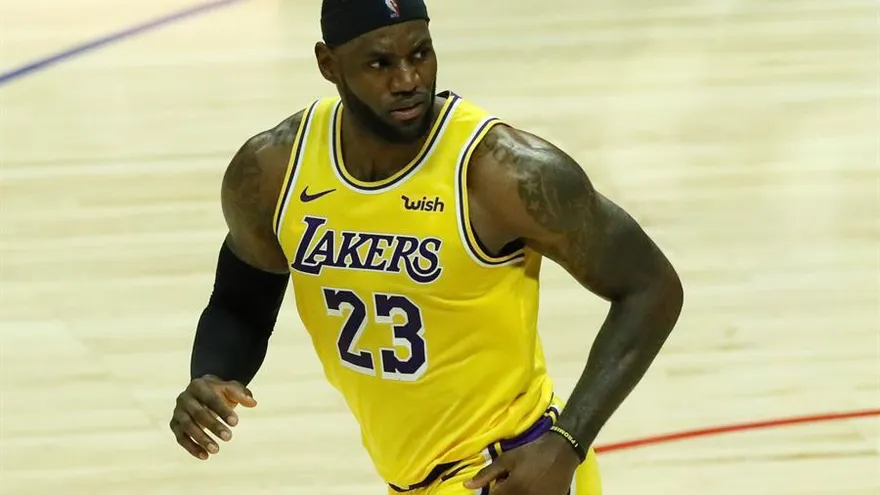 LeBron James responde a Trump: "Noviembre está a la vuelta de la esquina"