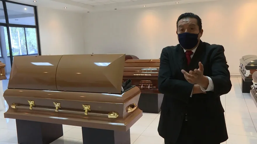 "Ataúd Cov" irrumpe en una pandemia que desplazó los féretros en México