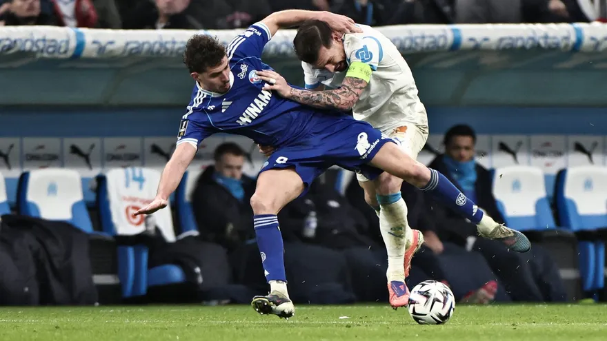 Joaquín Panichelli (i) y Pierre-Emile Hojbjerg (d) disputan el balón en el partido entre el Olympique Marsella y e Estrasburgo