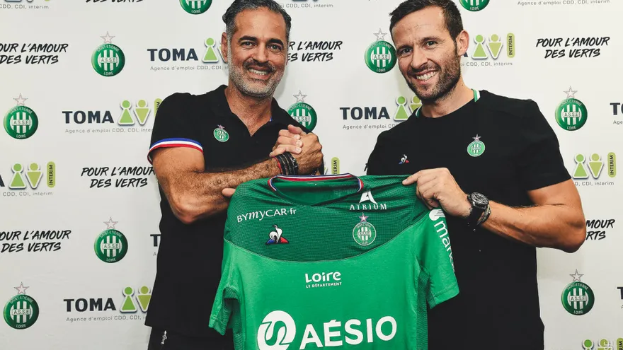 Yohan Cabaye (c) recibe la camiseta del Saint-Etienne