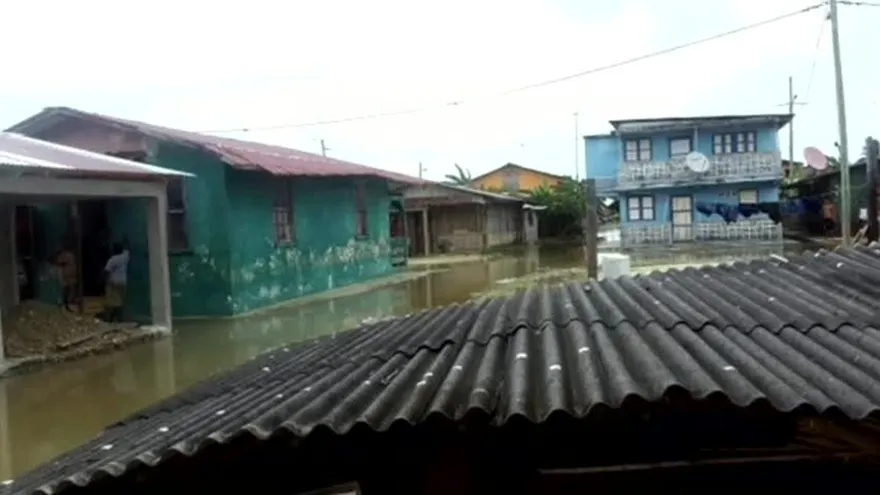 Los oleajes dejaron tres decenas de casas afectadas.