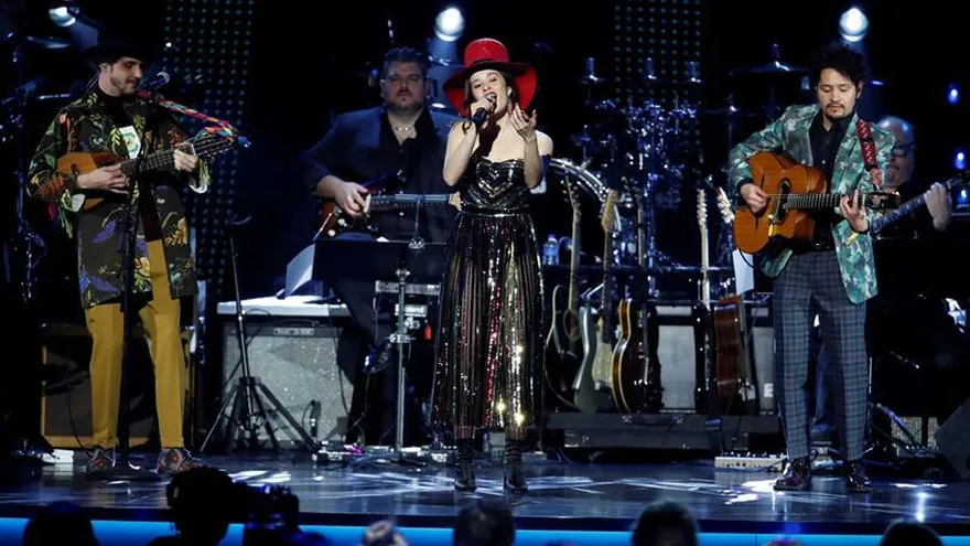 La cantante colombiana Catalina Garcia, vocalista del grupo Monsieur Perine.