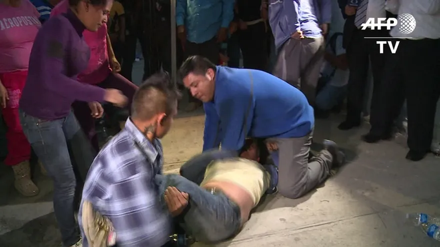 Desmayos y llantos frente a cárcel de motín en México