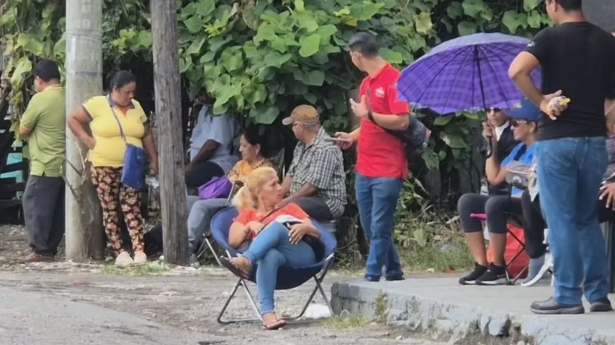 Frente a la Plaza del Ferrocarril, las personas esperaran con paraguas y sillas el inicio de las Naviferias que será este martes a las 6:00 a.m