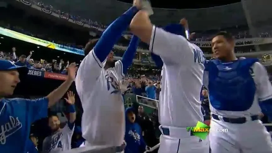 Cuadrangular de Mike Moustakas, Reales arriba 10-0