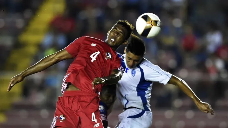 Acción del partido entre los equipos de Panamá y El Salvador