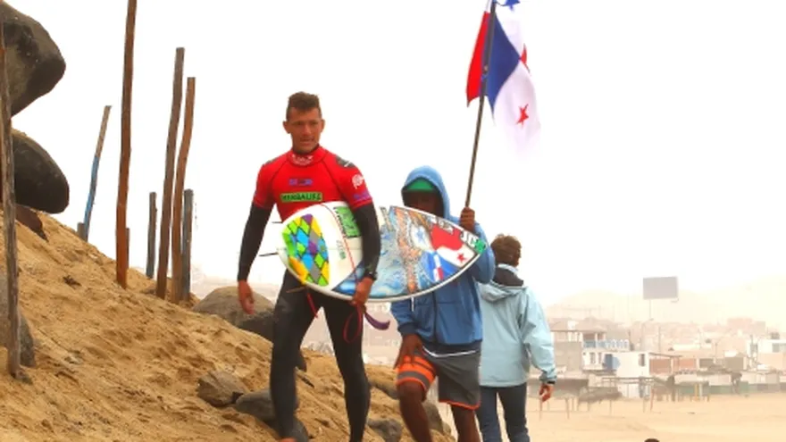 Roberto Diaz sigue con vida en el Mundial de Surf