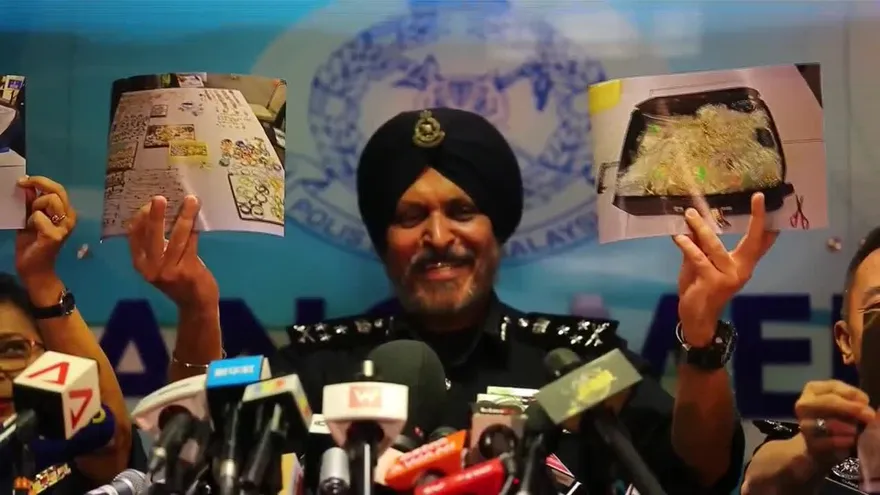 Ex primer ministro malasio poseía 220 millones USD en artículos de lujo en sus casas